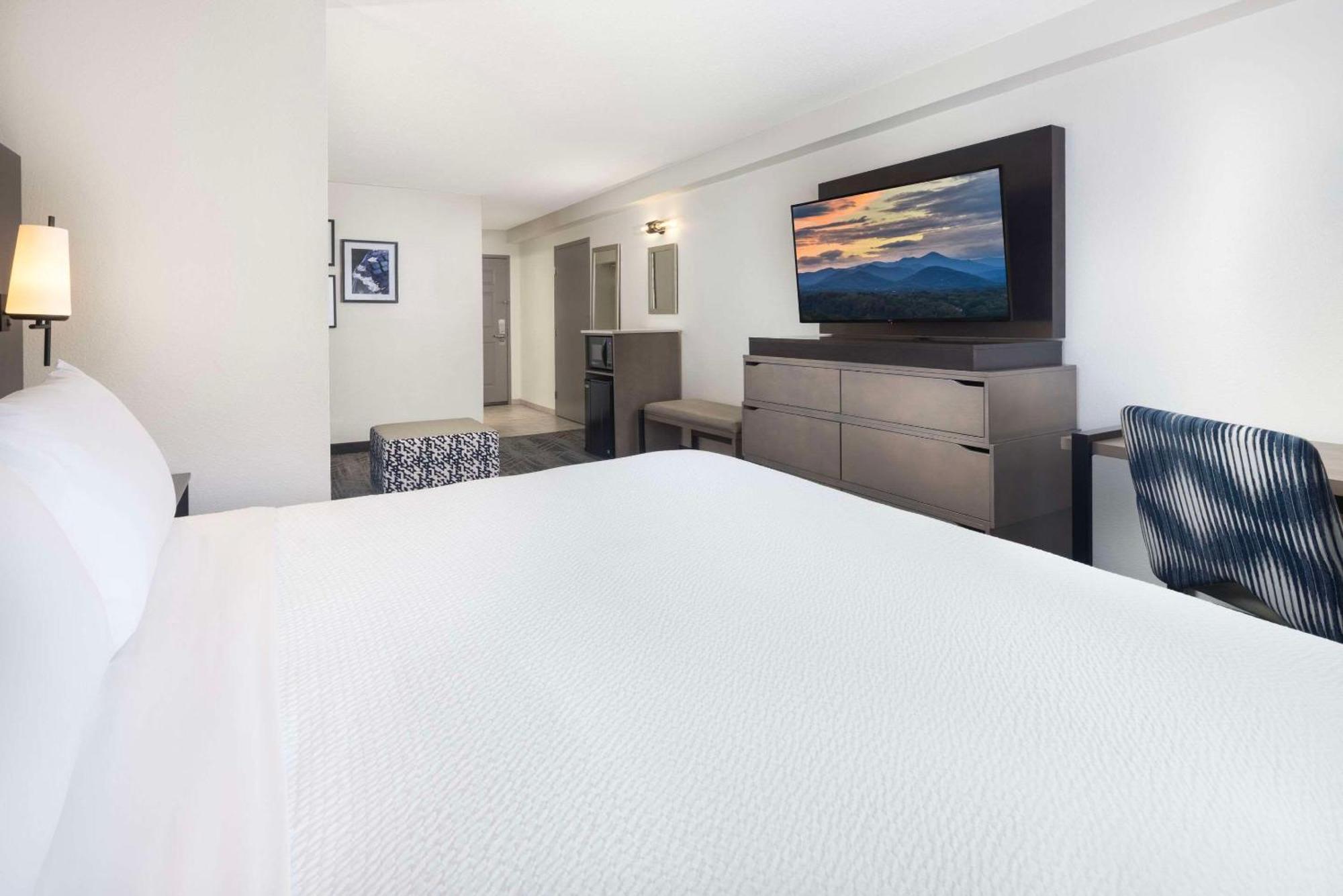 Country Inn & Suites By Radisson Asheville Downtown Tunnel Road Экстерьер фото